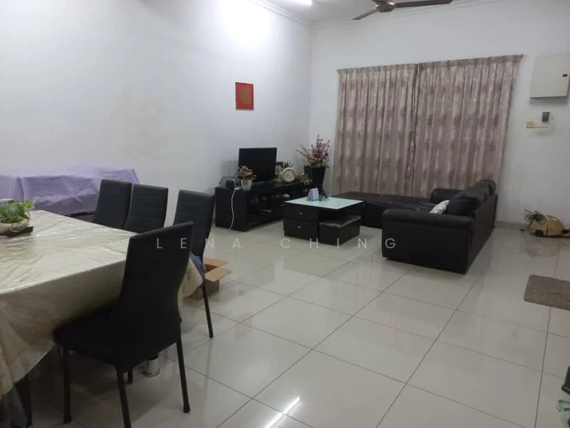 Living features: white painted walls, glossy tile flooring, 5-blade ceiling fan, sofa in black leather, coffee table with glass top, TV console, wall-mounted TV, curtains in light beige, decorative plants, area rug, dining table for 6 with beige tablecloth, black dining chairs; style: modern.