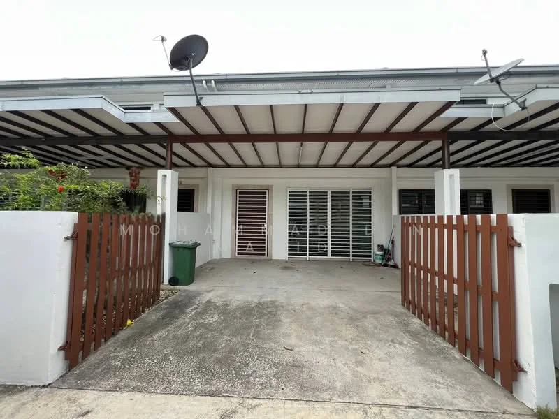Exterior type: linked terrace house; features: flat roof, white painted facade, brown wooden gate, concrete driveway, green waste bin, covered porch area, sliding glass doors, grilled windows, manicured landscaping; style: modern.