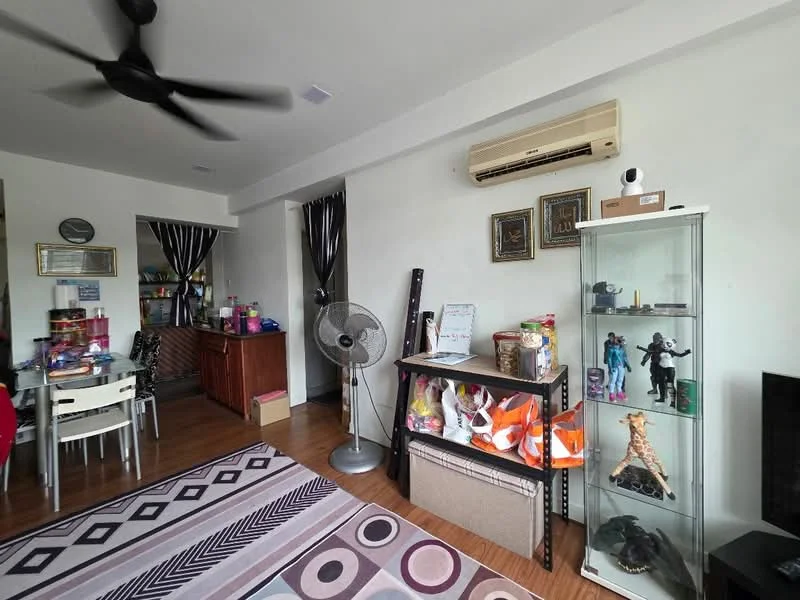Living features: 5-blade ceiling fan, wall-mounted air conditioning unit, wooden flooring, large window with black curtains, TV console, freestanding TV cabinet, decorative shelving unit, various decorative items, dining table with chairs, area rug with geometric pattern; style: modern.