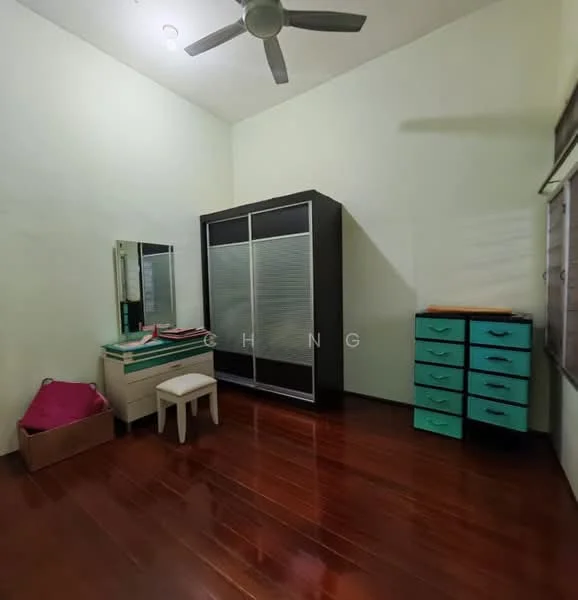 Bedroom features: light green painted walls, polished wooden flooring, 5-blade ceiling fan, built-in wardrobe with sliding doors, dressing table with mirror, white stool, chest of drawers in turquoise, cardboard box, window with blinds.