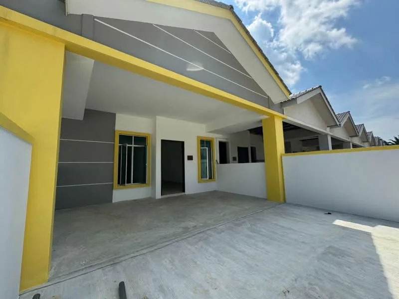 Exterior type: linked terrace house; features: yellow painted facade, grey painted facade, flat roof, single-storey, manicured lawn, paved driveway, windows with green frames, open porch area; style: modern.