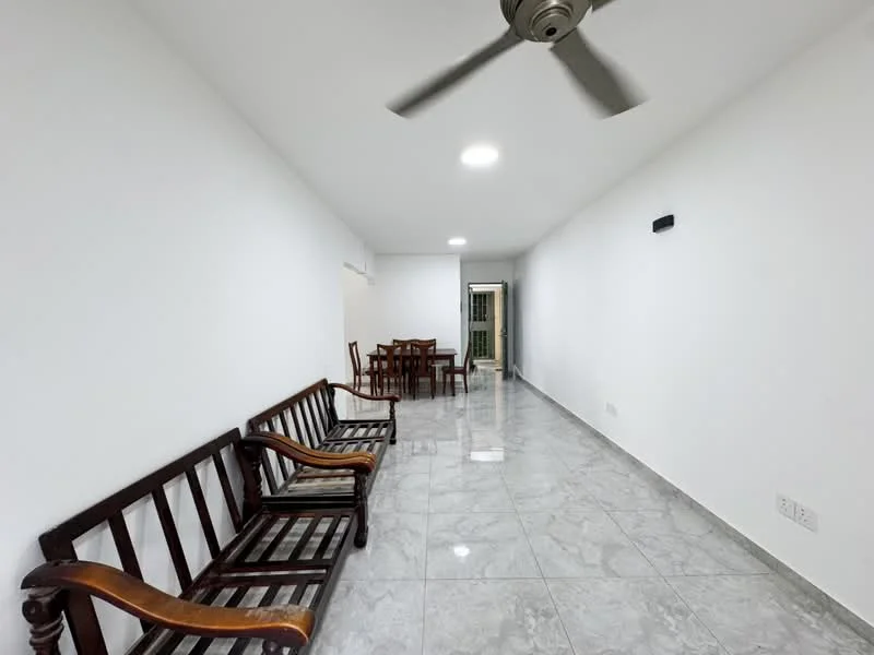 Living features: white painted walls, marble tile flooring, 5-blade ceiling fan, two wooden benches, dining table with chairs, floor-to-ceiling windows, natural light, open layout; style: modern.