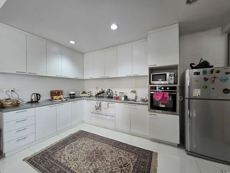 Kitchen features: white shaker cabinets, grey countertop, stainless-steel fridge, built-in oven, microwave, 4-burner gas hob, single-bowl stainless-steel sink, chrome pull-down faucet, ceramic tile flooring, recessed downlights, decorative area rug, wall-mounted cabinets, kettle, toaster; style: modern.