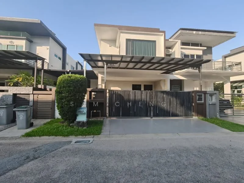 Exterior type: semi-detached house; features: white painted facade, flat roof, two-storey structure, manicured lawn, paved driveway, wooden gate, glass balcony railing, large windows, green shrubbery, modern architectural design; style: modern.