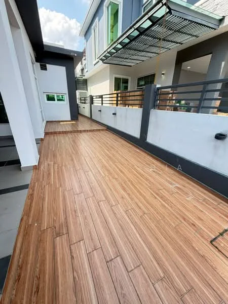 Exterior type: linked terrace house; features: wooden decking, white painted walls, metal railing, overhead awning, sliding glass door, windows with green frames, manicured walkway, outdoor space with natural light; style: modern.