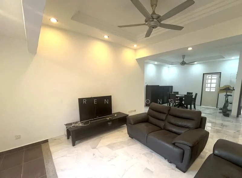 Living features: marble tile flooring, white painted walls, tray ceiling, 5-blade ceiling fan, wall-mounted TV, black leather sofa, coffee table, recessed downlights; style: modern.