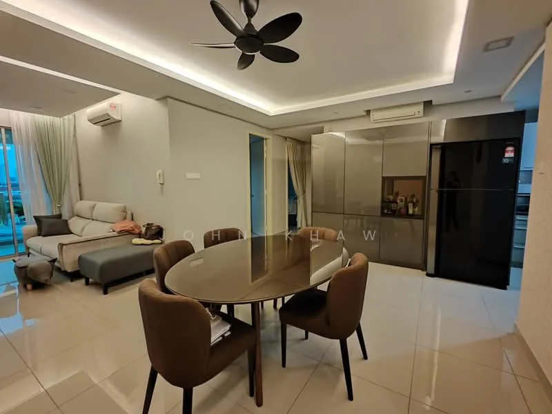 Living features: 5-blade ceiling fan with light, sofa in light grey fabric, 2-seater sofa, 3-seater sofa, round dining table, 4 upholstered dining chairs, refrigerator in black, built-in kitchen cabinets, marble countertop, wall-mounted air conditioning unit, large glass sliding door, floor-to-ceiling windows, tile flooring, neutral wall colour, curtains; style: modern; view: city.