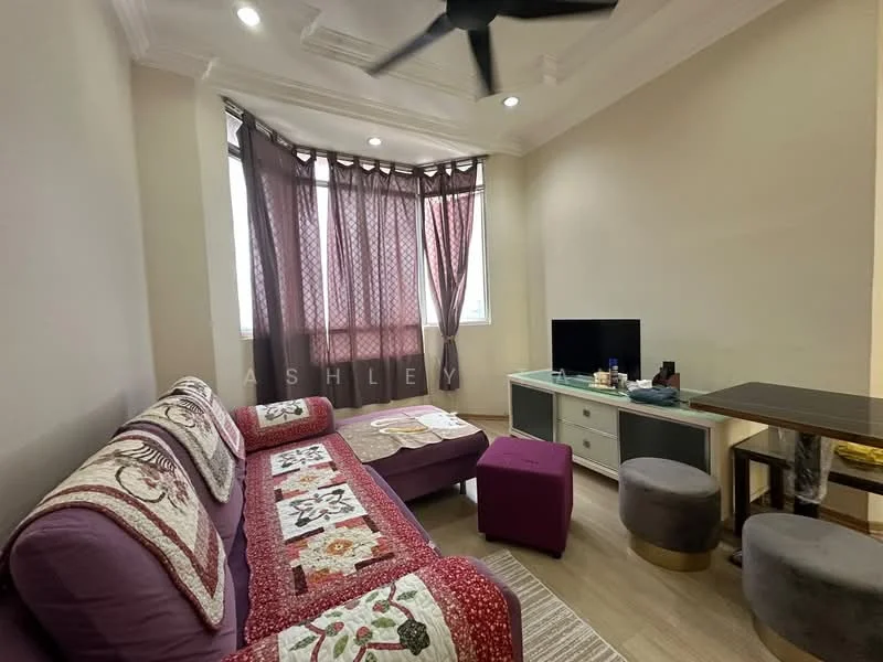 Living features: 3-seater fabric sofa in purple, decorative throw pillows, coffee table, TV console, wall-mounted TV, curtains in dark purple, light-colored walls, wooden flooring, ceiling fan with light, area rug with geometric pattern; style: modern.