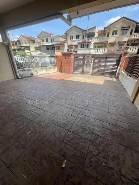 Exterior type: linked terrace house; features: paved outdoor flooring, fenced perimeter, gate at entrance, surrounded by residential houses, clear blue sky, sunlight casting shadows; style: modern.