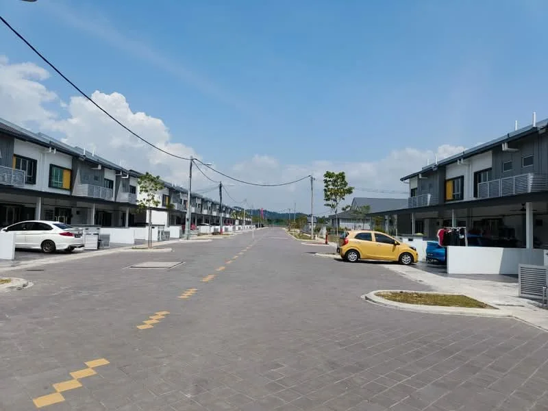 Exterior type: linked terrace house; features: two-storey linked terrace houses, paved road, manicured landscaping, street lighting, parking spaces, front yards with low walls, clear blue sky, surrounding greenery; style: modern.