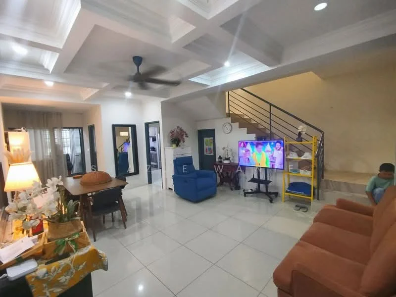 Living features: white painted walls, tray ceiling with recessed lighting, polished ceramic tile flooring, 5-blade ceiling fan, sofa in orange fabric, blue armchair, coffee table, TV console, wall-mounted TV, decorative plants, dining table with chairs, staircase with metal railing; style: modern.