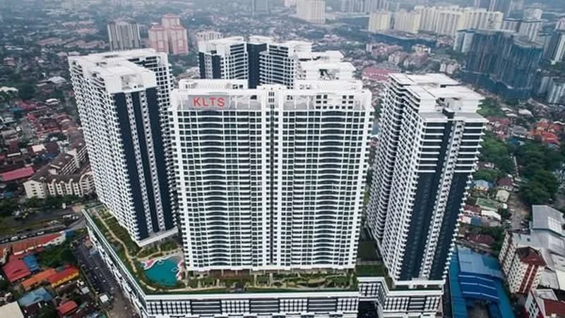 Exterior type: high-rise condominium; features: glass curtain wall, white painted facade, recessed balconies, infinity pool, landscaped garden, multiple high-rise towers, surrounded by urban landscape, parking deck, children's playground, jogging track; style: modern.