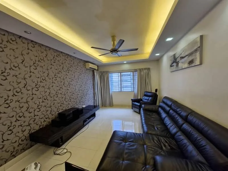 Living features: black leather sectional sofa, black leather armchair, coffee table, wall-mounted TV console, decorative wall with floral pattern, white painted walls, recessed LED downlights, 5-blade ceiling fan with light, curtains, floor-to-ceiling window; style: modern.