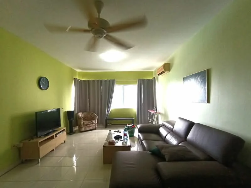 Living features: green painted walls, glossy tile flooring, 5-blade ceiling fan, wall-mounted air conditioning unit, sofa in dark brown leather, coffee table, TV console, wall-mounted TV, curtains in grey, decorative artwork on wall, clock on wall, armchair in light brown fabric; style: modern.