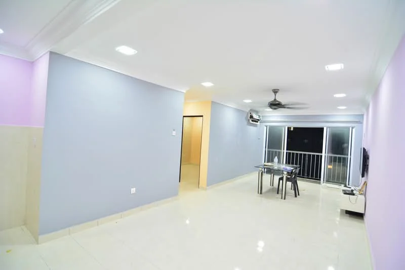 Living features: light grey painted walls, lavender accent wall, white ceiling with recessed downlights, 5-blade ceiling fan, sliding glass door, floor-to-ceiling windows, ceramic tile flooring, TV console, dining table with four chairs; style: modern.