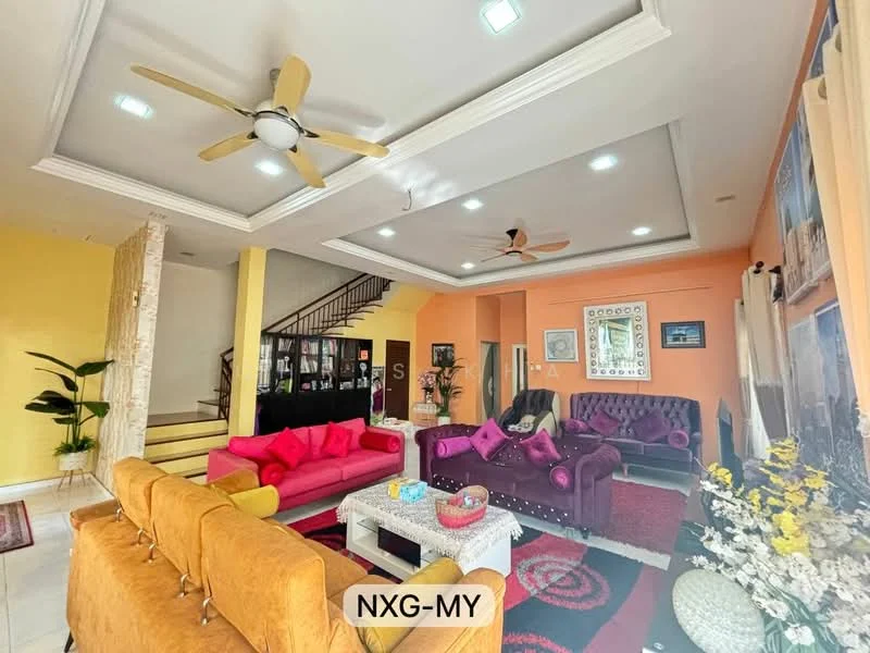 Living features: 5-blade ceiling fan with light, sofa in orange fabric, 3-seater fabric sofa in pink, 2-seater velvet sofa in purple, coffee table with decorative elements, area rug with geometric pattern, wall-mounted TV, built-in shelving unit, decorative wall mirror, potted plants, recessed downlights, crown moulding on ceiling, orange painted walls, white ceiling; style: modern.