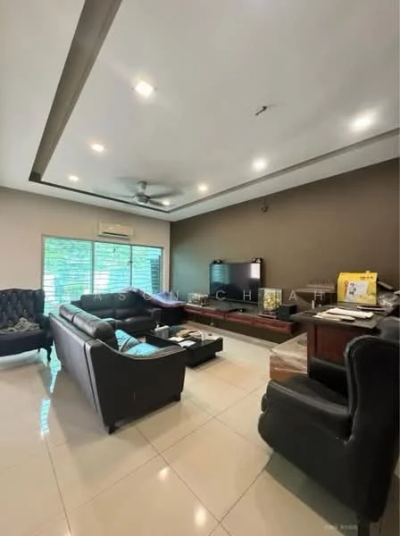 Living features: 5-blade ceiling fan with light, recessed downlights, dark brown accent wall, cream tiled flooring, black leather 3-seater sofa, black leather armchair, wooden TV console, wall-mounted TV, large windows with blinds, decorative items on console, coffee table, area rug; style: modern; view: garden.