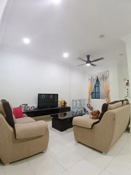 Living features: light-coloured walls, white ceiling, recessed downlights, 5-blade ceiling fan, 2 beige fabric sofas, black coffee table, wall-mounted TV, TV console, curtains with floral pattern, decorative artwork, ceramic floor tiles; style: modern.