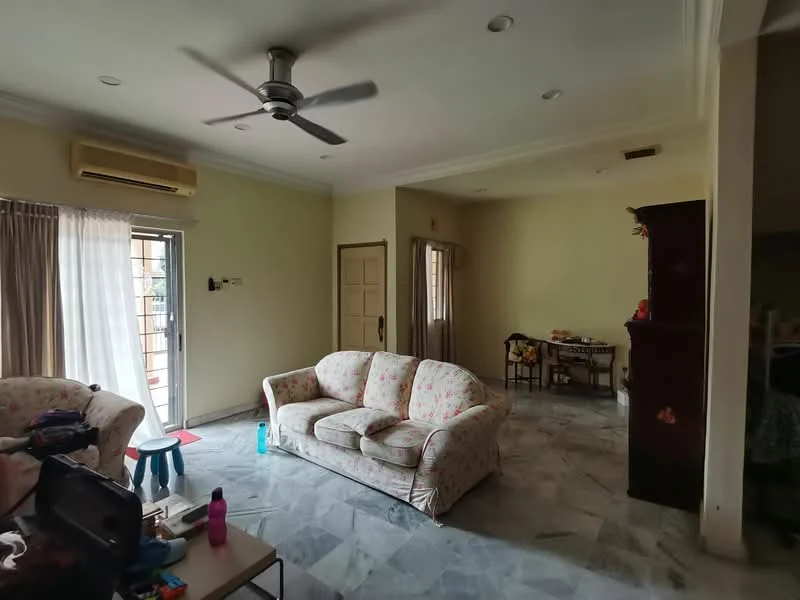 Living features: 3-seater fabric sofa with floral pattern, coffee table, marble flooring, wall-mounted split AC, 5-blade ceiling fan, large window with sheer curtains, light-colored painted walls, recessed downlights.