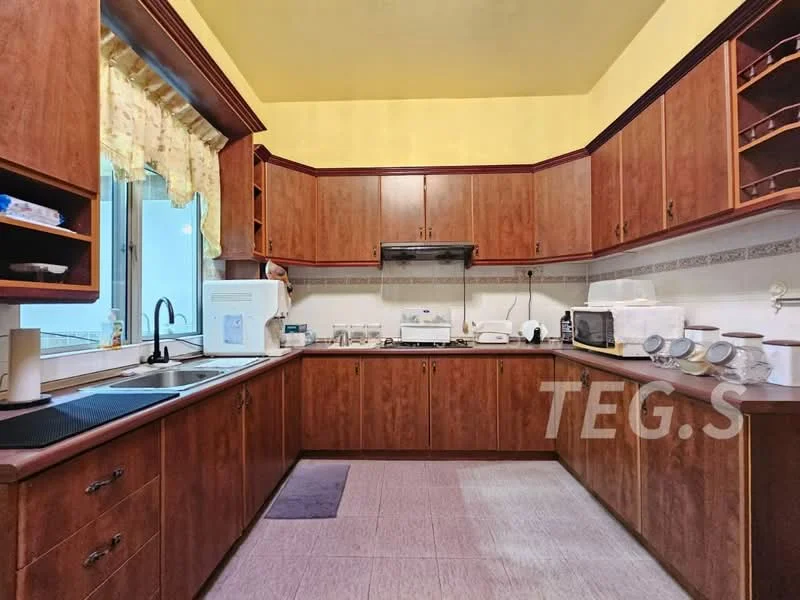 Kitchen features: brown wooden cabinetry, black countertop, double-bowl stainless-steel sink, chrome pull-down faucet, built-in gas stove, built-in oven, microwave, refrigerator, tile backsplash, window with sheer curtains, laminate flooring, ceiling light fixture, kitchen rug; style: traditional.