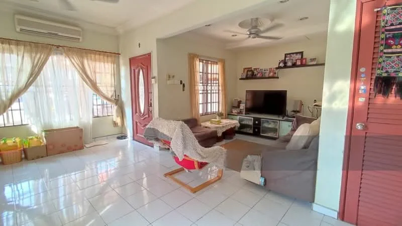 Living features: white painted walls, glossy tile flooring, 5-blade ceiling fan with light, large windows with sheer curtains, wall-mounted TV, TV console, sofa in grey fabric, coffee table, decorative wall shelf with photos, area rug, air conditioning unit; style: modern.