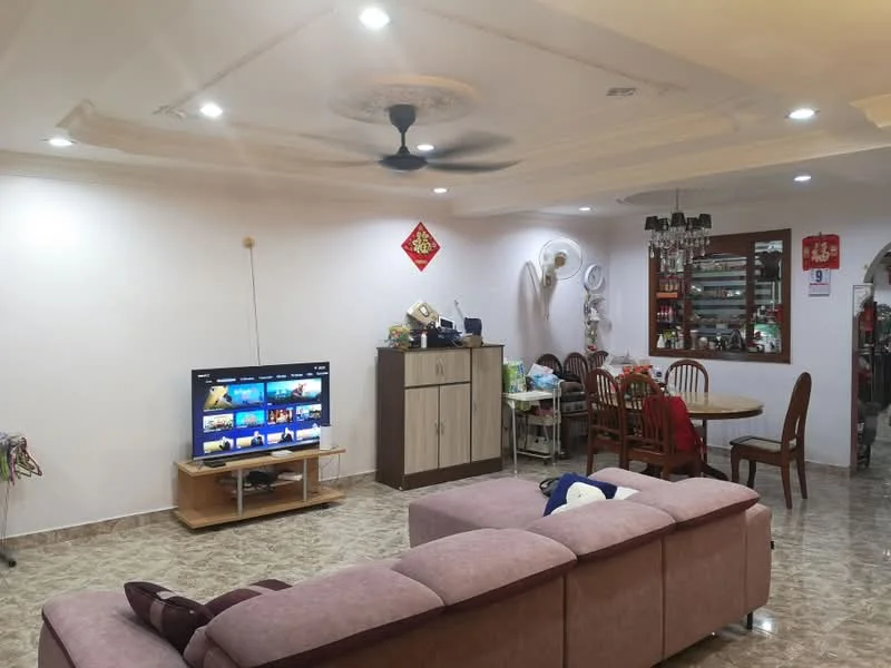 Living features: 5-blade ceiling fan with light, recessed downlights, wall-mounted TV, 3-seater fabric sofa in light purple, coffee table, tile flooring, white painted walls with crown moulding, decorative mirror, open shelving unit, dining table with wooden chairs, air conditioning unit; style: modern.