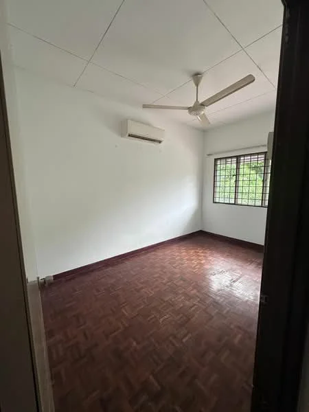 Room features: white painted walls, parquet wood flooring, ceiling fan, 1 wall-mounted split AC, window with grid pattern, natural light from window.