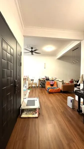 Living features: wooden flooring, white painted walls, tray ceiling, 5-blade ceiling fan, sofa in beige, coffee table, TV console, area rug, dining table with chairs, decorative lamps, large mirror, open layout; style: modern.
