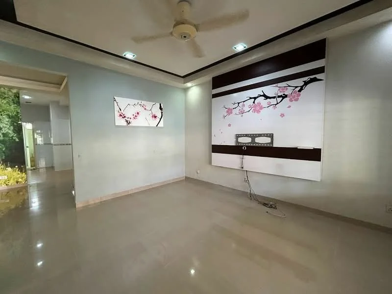 Living features: cream painted walls, white ceiling with recessed lighting, 5-blade ceiling fan, glossy tile flooring, decorative wall panel with floral design, wall-mounted TV console, cable management system visible, large window with garden view; style: modern; view: garden.
