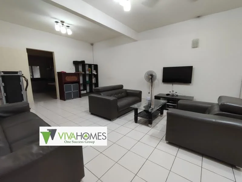 Living features: 3-seater leather sofa in dark grey, 2-seater leather sofa in dark grey, glass coffee table, wall-mounted TV, ceiling light fixture, floor tiles in white, wall-mounted fan, bookshelf with open shelving, decorative wall panel, neutral wall color; style: modern.
