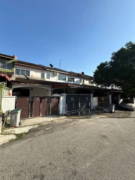 Exterior type: linked terrace house; features: two-storey building, metal roof, brown wooden facade, roller shutters, driveway, surrounding greenery, clear blue sky; style: traditional.
