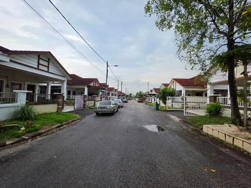 Exterior type: linked terrace house; features: single-storey houses, red pitched tile roofs, white painted facade, front porches with railings, manicured lawns, paved driveway, street lighting, sidewalks, trees lining the street, open parking spaces; style: traditional.