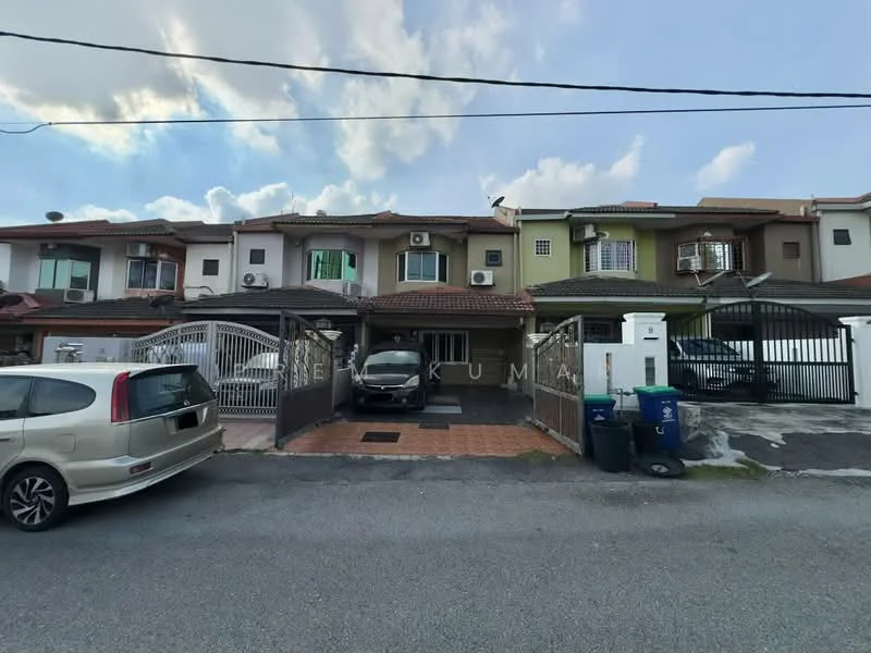Exterior type: linked terrace house; features: two-storey building, cream painted facade, red tiled roof, black metal gate, paved driveway, car porch, air conditioning units visible, front garden area, parking space for multiple vehicles, surrounded by residential street; style: modern.