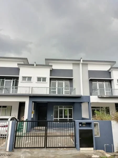 Exterior type: linked terrace house; features: two-storey building, grey and white painted facade, balconies with railings, large windows, main entrance with gate, paved driveway, front garden area, gated entry, modern architectural design; style: modern.