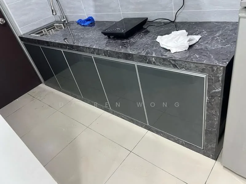 Kitchen features: grey marble countertop, stainless-steel sink, built-in cooktop, grey cabinetry with glass panels, white walls, tile flooring, kitchen towel, blue cloth; style: modern.