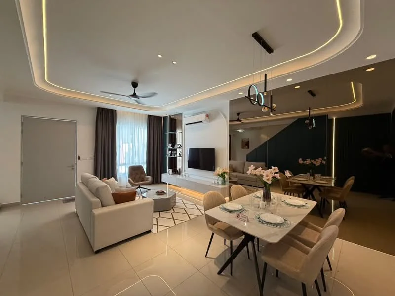 Living features: sofa in light beige fabric, 3-seater sofa, armchair in brown fabric, coffee table with marble top, TV console, wall-mounted TV, recessed downlights, 5-blade ceiling fan with light, decorative wall with green paneling, area rug with geometric pattern, large window with sheer curtains; style: modern. Dining features: 6-seater dining table with marble top, upholstered dining chairs in beige, decorative vase with flowers, table setting with plates and cutlery, pendant lighting above the table; style: modern.