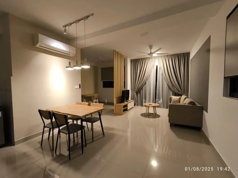 Living features: 5-blade ceiling fan with light, wall-mounted split AC, sofa in beige, coffee table, TV console, wall-mounted TV, dining table with 4 chairs, curtains in grey, recessed downlights, polished tile flooring, feature wall with wooden slats, large window with view; style: modern.