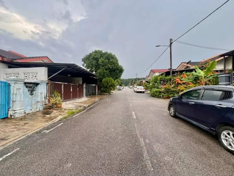 Exterior type: linked terrace house; features: residential street view, paved road, street lighting, mature trees, landscaped gardens, parked cars, fenced properties, single-storey houses, overcast sky; style: modern.