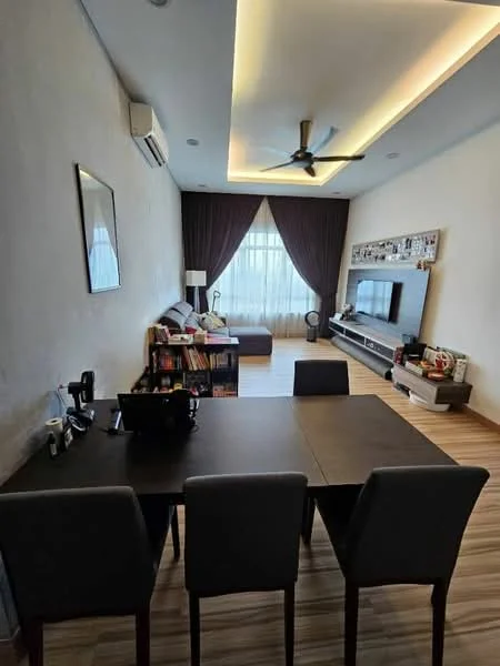 Living features: light wood laminate flooring, grey painted walls, tray ceiling with recessed lighting, 5-blade ceiling fan with light, floor-to-ceiling windows with sheer curtains, L-shape sectional sofa in grey, coffee table, TV console, wall-mounted TV, decorative wall shelving, area rug, dining table with 4 chairs, bookshelf with books; style: modern.