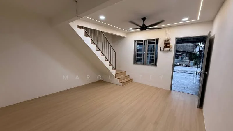 Living features: light wood laminate flooring, white painted walls, 5-blade ceiling fan, recessed LED downlights, staircase with metal railing, two windows with grilles, door leading outside, open layout; style: modern.