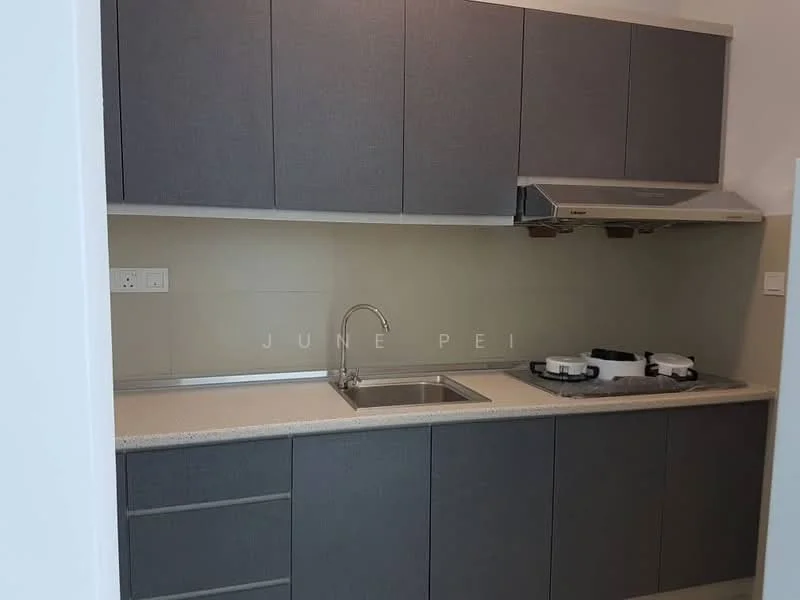 Kitchen features: grey cabinetry, stainless-steel sink, chrome pull-down faucet, granite countertop, built-in gas hob, exhaust hood, tile backsplash, under-cabinet lighting; style: modern.