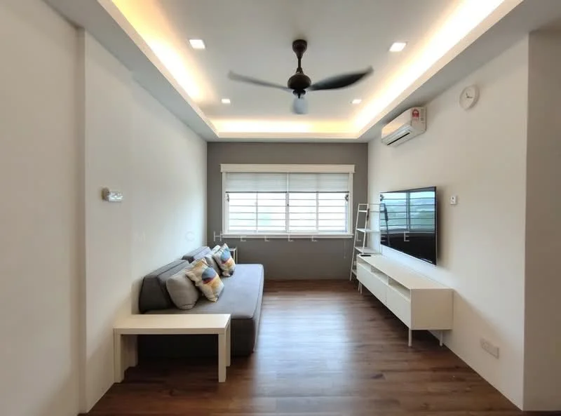 Living features: grey fabric sofa, decorative cushions, white coffee table, wall-mounted TV, white TV console, wooden flooring, recessed ceiling lights, 5-blade ceiling fan, wall-mounted air conditioning unit, horizontal window with blinds, clock on wall, ladder shelf; style: modern.