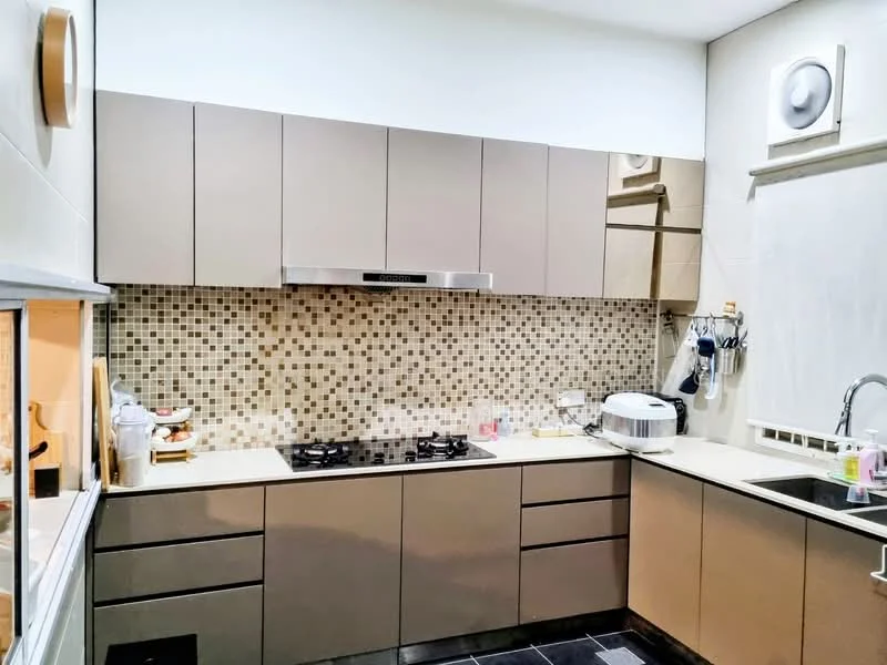 Kitchen features: light brown cabinetry, mosaic tile backsplash, stainless-steel range hood, 4-burner gas hob, built-in oven, countertop with integrated sink, white ceramic sink, chrome pull-down faucet, black tile flooring, wall-mounted storage, under-cabinet lighting, appliances visible on countertop; style: modern.
