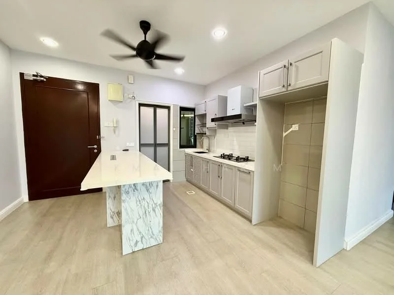 Kitchen features: marble countertop, stainless-steel sink, chrome pull-down faucet, 4-burner gas hob, built-in oven, white shaker cabinets, tile backsplash, wall-mounted split AC, ceiling fan, light fixtures, window with view, open shelving, flooring in light wood, neutral painted walls; style: modern.