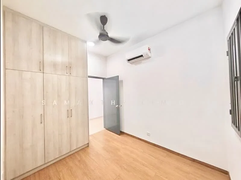 Room features: light wood laminate flooring, white painted walls, built-in wardrobe with light wood finish, ceiling fan, wall-mounted split AC, single door, window with metal grille; style: modern.