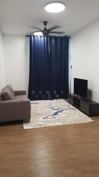 Living features: 3-seater fabric sofa in beige, wall-mounted TV, TV console in dark wood, area rug with abstract pattern, ceiling fan, dark blue curtains, laminate flooring, white painted walls, recessed ceiling light; style: modern.
