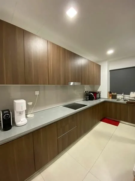 Kitchen features: brown wooden cabinetry, grey stone countertop, built-in cooktop, stainless-steel range hood, white kettle, black coffee machine, red kitchen mat, under-cabinet lighting, white ceramic sink, wall-mounted window with grey roller blinds, tile flooring; style: modern.
