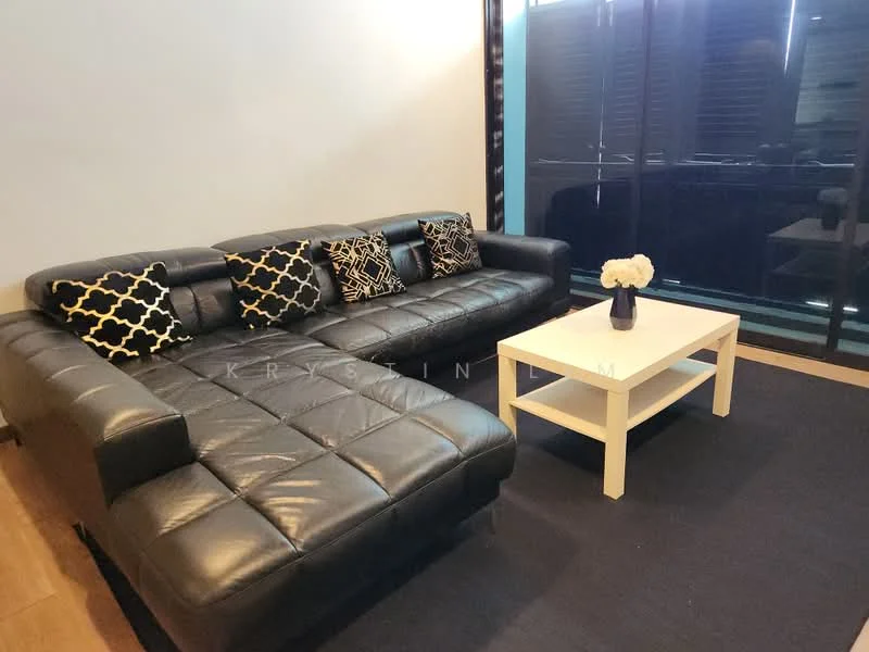 Living features: L-shape sectional sofa in black leather, decorative throw pillows with geometric pattern, coffee table in white, area rug in dark color, floor-to-ceiling windows, curtains, wooden flooring, decorative vase with flowers; style: modern.