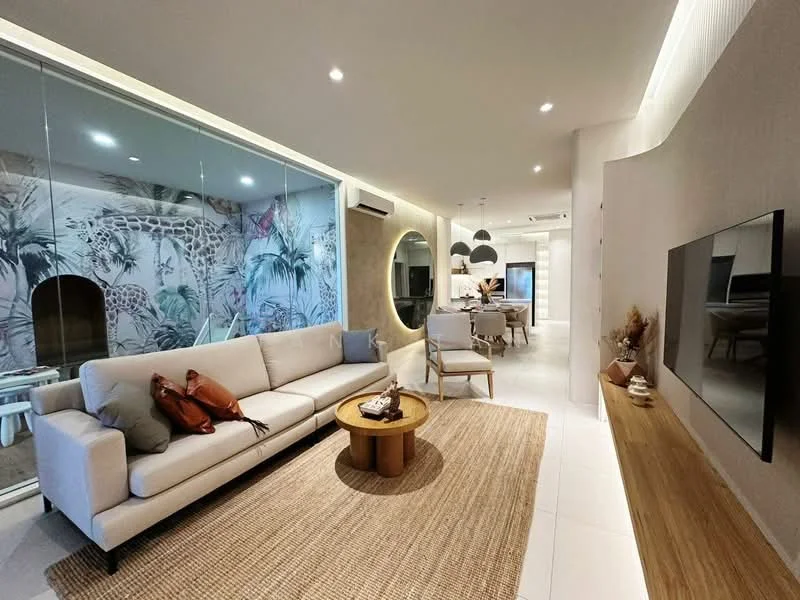 Living features: 3-seater fabric sofa in light beige, round wooden coffee table, area rug with natural fibers, wall-mounted TV, media console in light wood, floor-to-ceiling windows, decorative wall with tropical mural, recessed downlights, 1 wall-mounted split AC, decorative plants in ceramic pots; style: modern; view: garden. Dining features: 6-seater dining table in light wood, upholstered dining chairs, pendant lighting above dining table, open layout to living area; style: modern; view: garden.