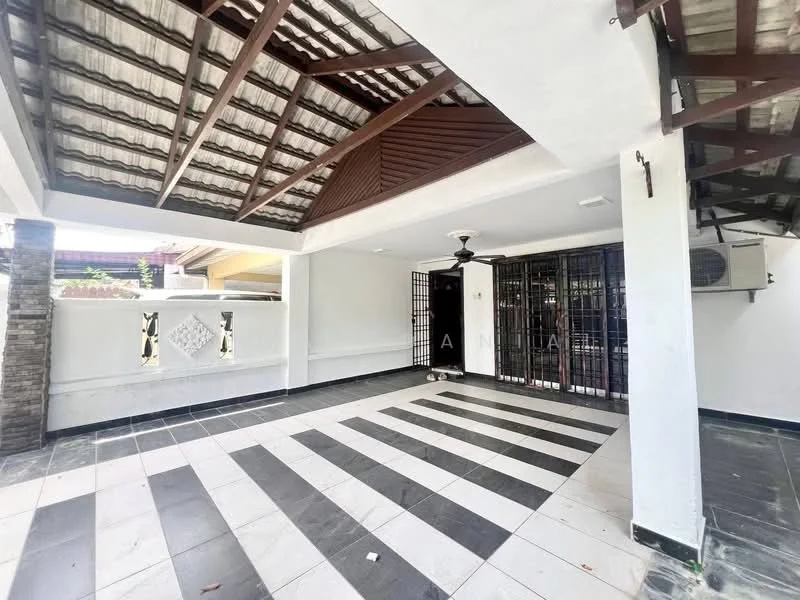 Exterior type: linked terrace house; features: covered porch area, striped tile flooring in black and white, exposed wooden beams in ceiling, ceiling fan, security grilles on doors, air conditioning unit, decorative stone wall, open space layout; style: modern.